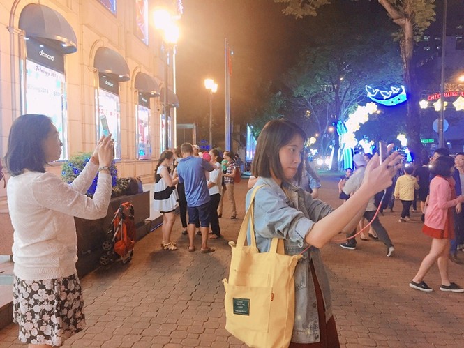 Người dân TPHCM nô nức xuống đường đón chào năm mới - ảnh 12