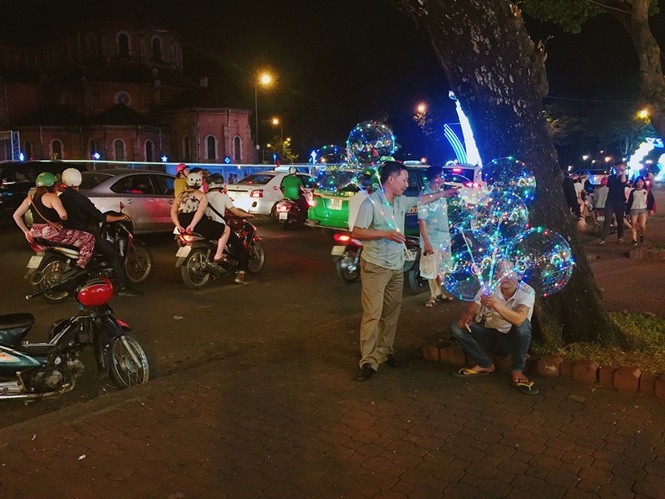 Người dân TPHCM nô nức xuống đường đón chào năm mới - ảnh 7