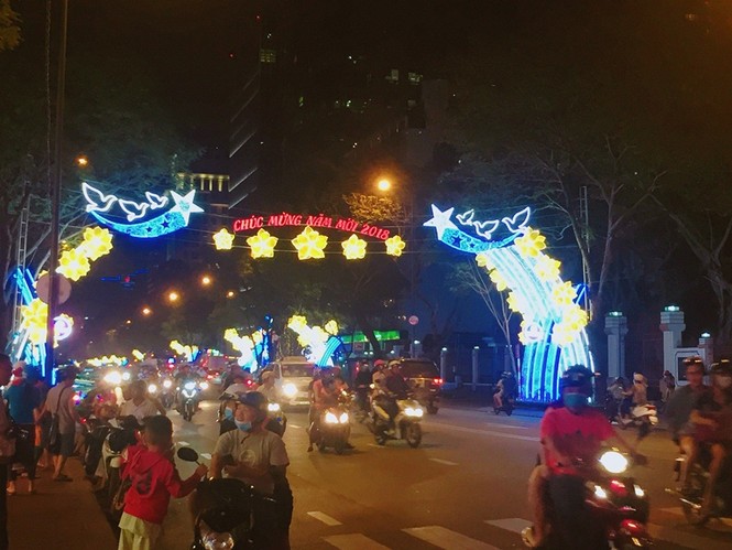 Người dân TPHCM nô nức xuống đường đón chào năm mới - ảnh 5
