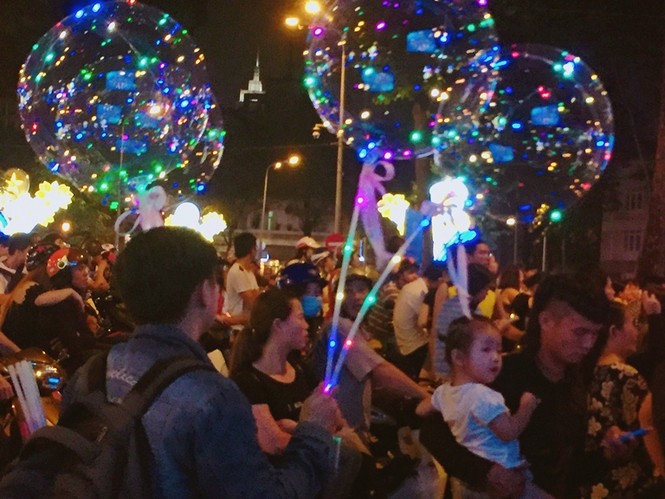 Người dân TPHCM nô nức xuống đường đón chào năm mới - ảnh 8