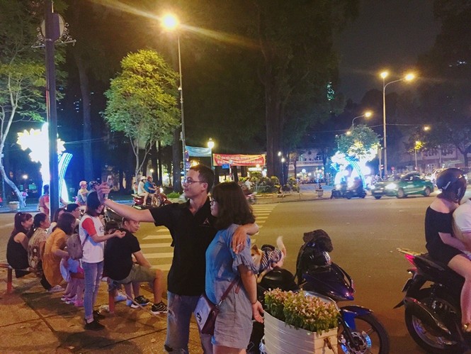 Người dân TPHCM nô nức xuống đường đón chào năm mới - ảnh 9