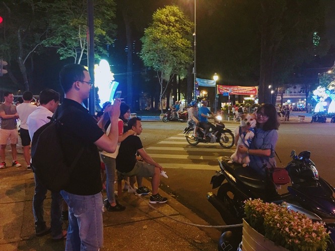 Người dân TPHCM nô nức xuống đường đón chào năm mới - ảnh 10