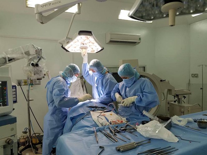 Ca mổ 'ngoạn mục' cứu cụ ông 76 tuổi mắc nhiều bệnh khỏi liệt tứ chi - ảnh 1