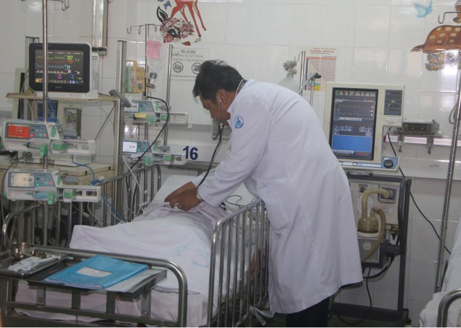 Bé gái tử vong do ngộ độc thuốc diệt cỏ