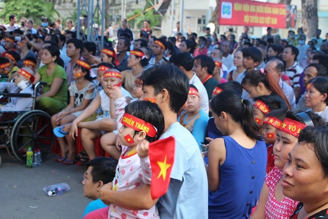 Bệnh nhân đeo dây thở, ngồi xe lăn cuồng nhiệt cổ vũ U23 Việt Nam - ảnh 4
