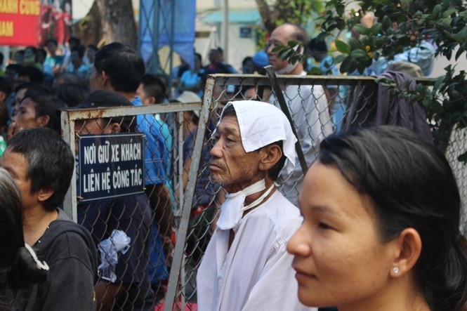 Bệnh nhân đeo dây thở, ngồi xe lăn cuồng nhiệt cổ vũ U23 Việt Nam - ảnh 9