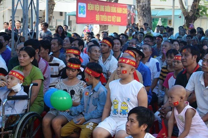 Bệnh nhân đeo dây thở, ngồi xe lăn cuồng nhiệt cổ vũ U23 Việt Nam - ảnh 7