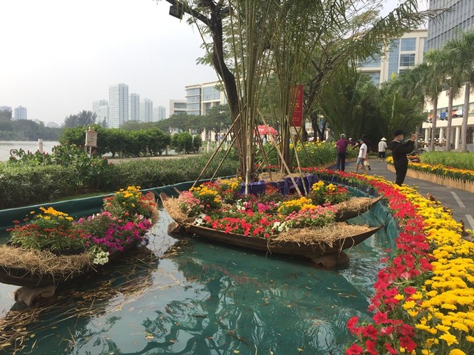 Đường hoa xuân đậm nét quê ở 'phố nhà giàu' Sài Gòn - ảnh 5