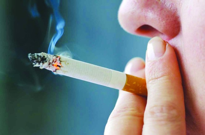 Quyết liệt chống khói thuốc lá ở môi trường công cộng - ảnh 1