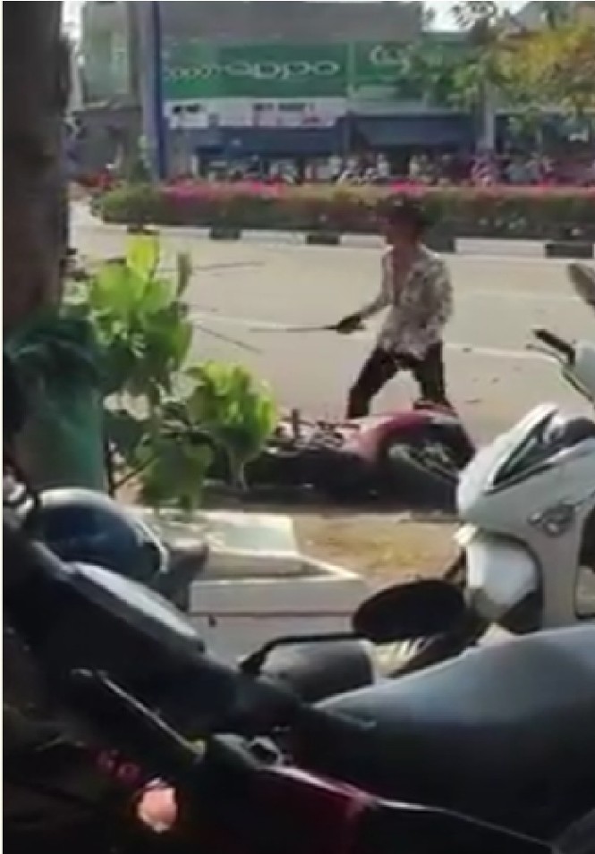 Truy bắt tên cướp xe máy vung mã tấu đuổi chém người dân - ảnh 2