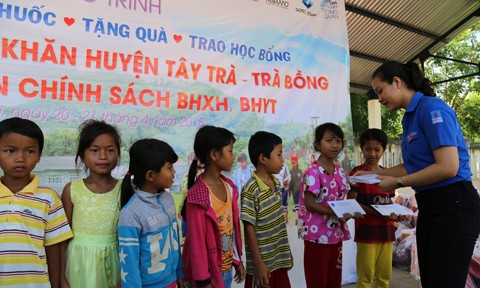 Bác sĩ Sài Gòn mang yêu thương đến với dân tộc vùng cao - ảnh 2