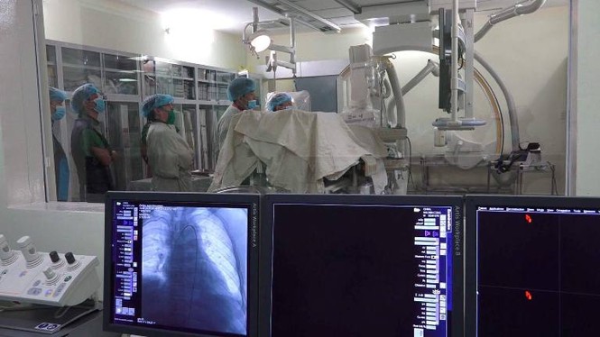 Trực thăng bay đêm ra Trường Sa cứu bệnh nhân nhồi máu cơ tim - ảnh 1