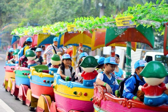Khu vui chơi đông nghịt trẻ em ngày Quốc tế thiếu nhi - ảnh 2