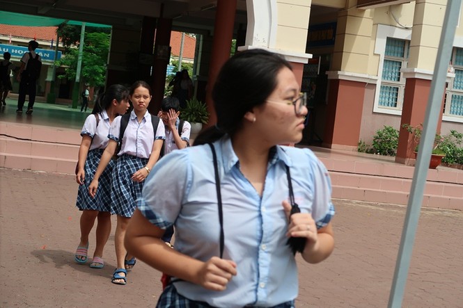 Thi lớp 10 tại TPHCM: Đề toán tương đối khó, mang tính vận dụng cao - ảnh 4