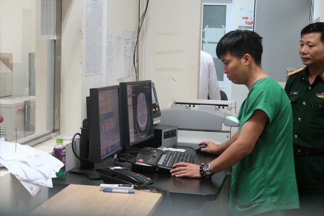 Trực thăng đưa chiến sĩ Trường Sa bị đột quỵ não về đất liền cấp cứu - ảnh 3