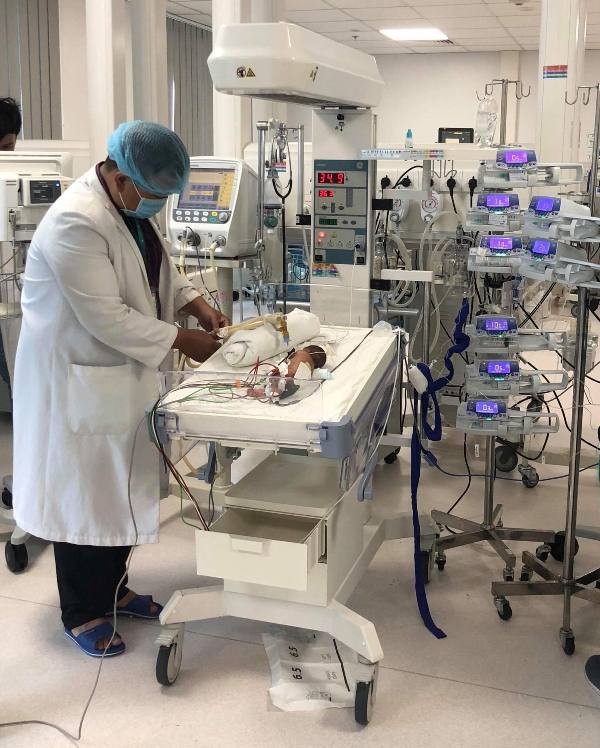 Phẫu thuật tim cứu sống bé sơ sinh nặng chỉ hơn nửa kg - ảnh 1
