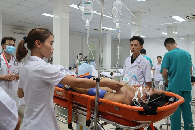 2 ngư dân Trường Sa được trực thăng cấp cứu chuyển về đất liền - ảnh 4