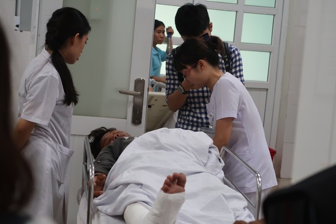 2 ngư dân Trường Sa được trực thăng cấp cứu chuyển về đất liền - ảnh 3