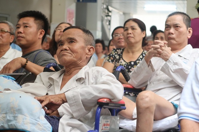 Bệnh nhân, thân nhân cuồng nhiệt cổ vũ bóng đá trong bệnh viện - ảnh 6