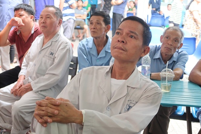 Bệnh nhân, thân nhân cuồng nhiệt cổ vũ bóng đá trong bệnh viện - ảnh 4