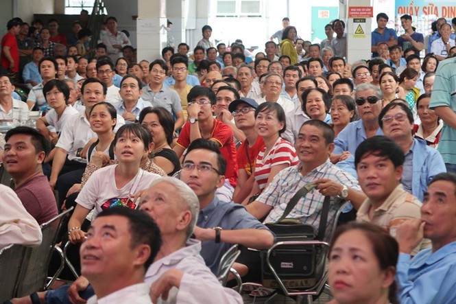 Bệnh nhân, thân nhân cuồng nhiệt cổ vũ bóng đá trong bệnh viện - ảnh 3