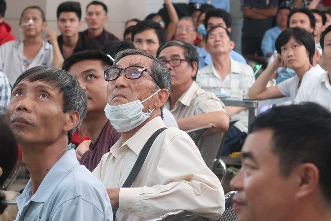 Bệnh nhân, thân nhân cuồng nhiệt cổ vũ bóng đá trong bệnh viện - ảnh 5