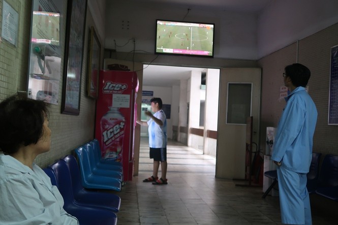 Bệnh nhân, thân nhân cuồng nhiệt cổ vũ bóng đá trong bệnh viện - ảnh 8