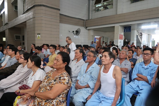 Bệnh nhân, thân nhân cuồng nhiệt cổ vũ bóng đá trong bệnh viện - ảnh 7