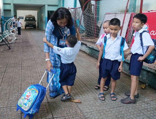 Xúc động nụ cười học sinh khiếm thị trong ngày trở lại trường - ảnh 5
