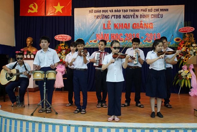 Xúc động nụ cười học sinh khiếm thị trong ngày trở lại trường - ảnh 3