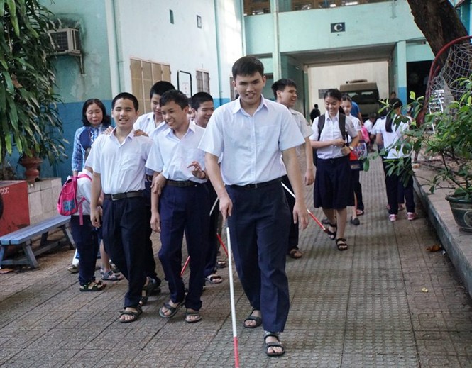Xúc động nụ cười học sinh khiếm thị trong ngày trở lại trường - ảnh 2