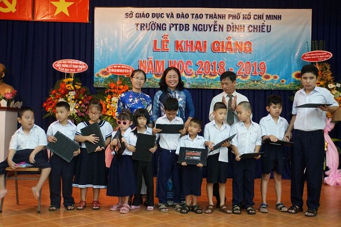 Xúc động nụ cười học sinh khiếm thị trong ngày trở lại trường - ảnh 4