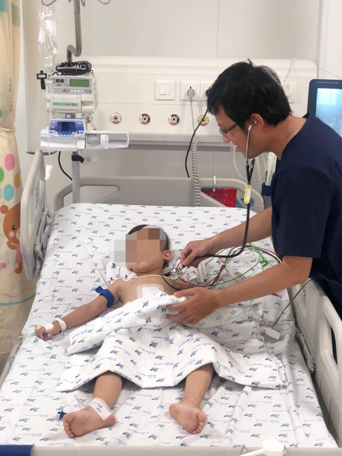 Cứu sống bé trai ói ra máu ồ ạt không rõ nguyên nhân - ảnh 1
