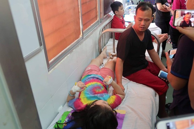 11 trẻ nghi ngộ độc nặng bánh mì chà bông đã qua cơn nguy kịch - ảnh 1
