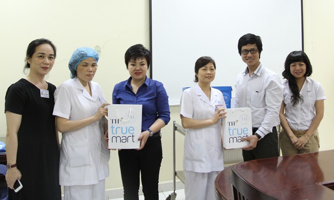 Tặng quà cho bệnh nhi bị sởi tại Viện Nhi T.Ư - ảnh 1