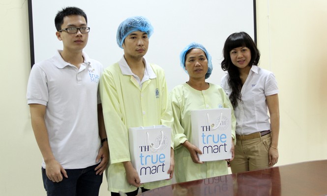 Tặng quà cho bệnh nhi bị sởi tại Viện Nhi T.Ư - ảnh 2