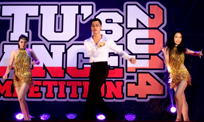 Sinh viên Ngoại thương tranh tài Dance - ảnh 3