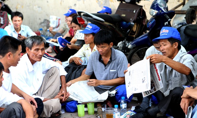 6.000 tờ báo Tiền Phong tặng miễn phí cho người nhà sĩ tử - ảnh 9