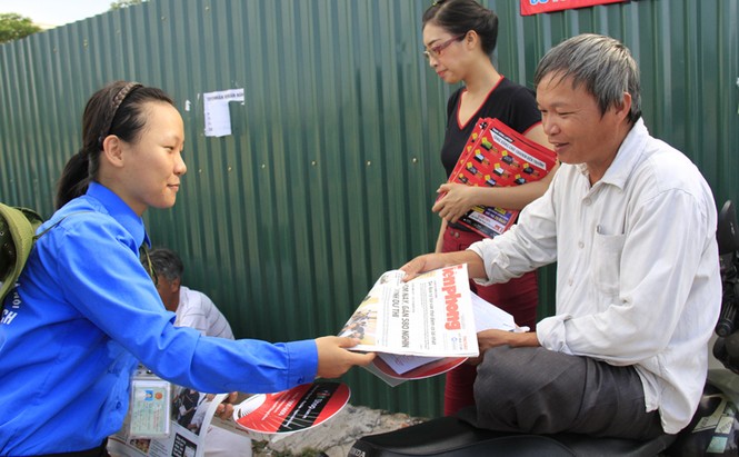 6.000 tờ báo Tiền Phong tặng miễn phí cho người nhà sĩ tử - ảnh 3