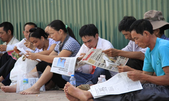 6.000 tờ báo Tiền Phong tặng miễn phí cho người nhà sĩ tử - ảnh 7