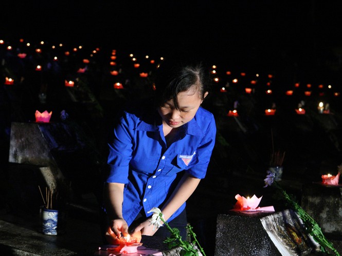 Lung linh ánh nến tri ân dưới mưa - ảnh 7