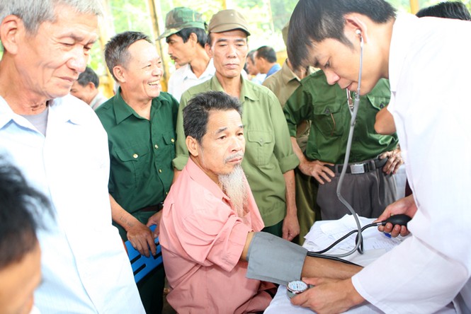 Lung linh ánh nến tri ân dưới mưa - ảnh 3