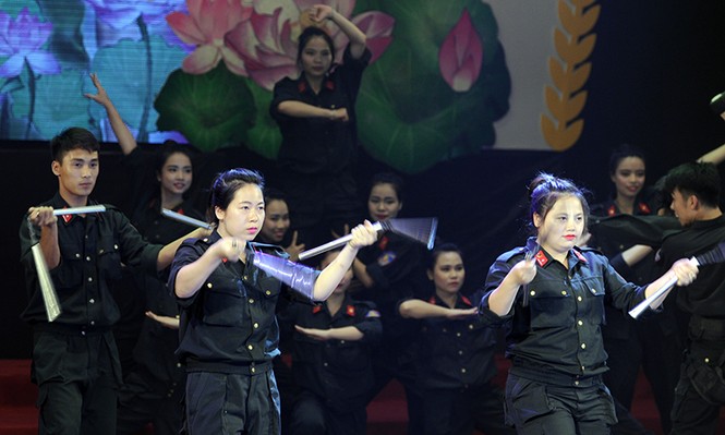 Giao lưu nghệ thuật phụ nữ công an - phụ nữ quân đội - ảnh 8