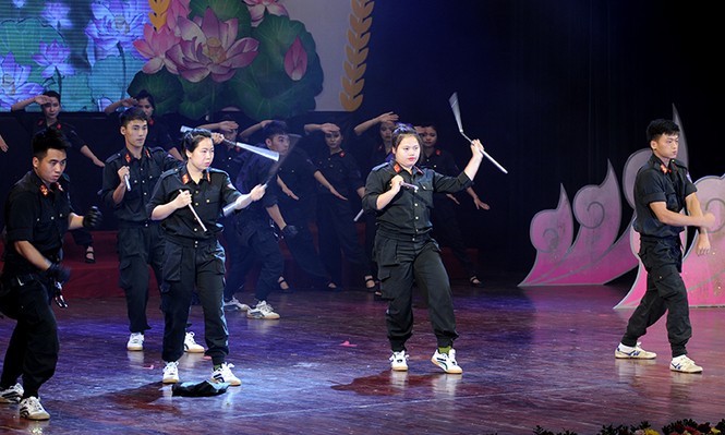 Giao lưu nghệ thuật phụ nữ công an - phụ nữ quân đội - ảnh 7