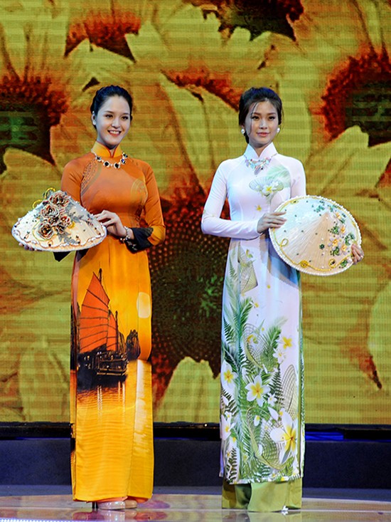 Á hậu Hoàng Anh, Diễm Trang duyên dáng trình diễn áo dài, nón lá - ảnh 3
