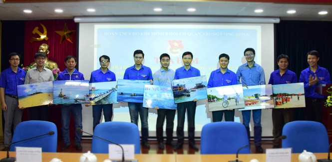 Bán đấu giá tranh ủng hộ chương trình “Trường Sa xanh' - ảnh 1