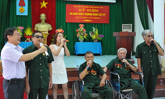 Báo Tiền Phong tặng quà thương bệnh binh tại Hà Nam - ảnh 6