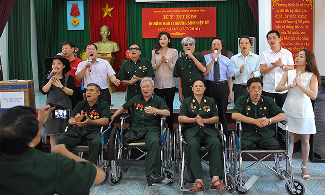 Báo Tiền Phong tặng quà thương bệnh binh tại Hà Nam - ảnh 5