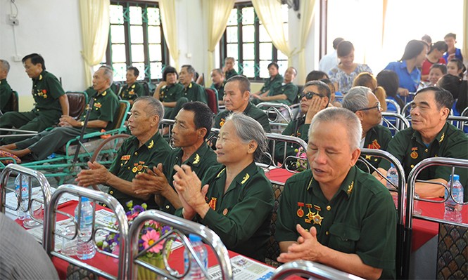 Báo Tiền Phong tặng quà thương bệnh binh tại Hà Nam - ảnh 7
