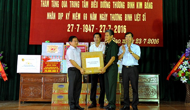 Báo Tiền Phong tặng quà thương bệnh binh tại Hà Nam - ảnh 3